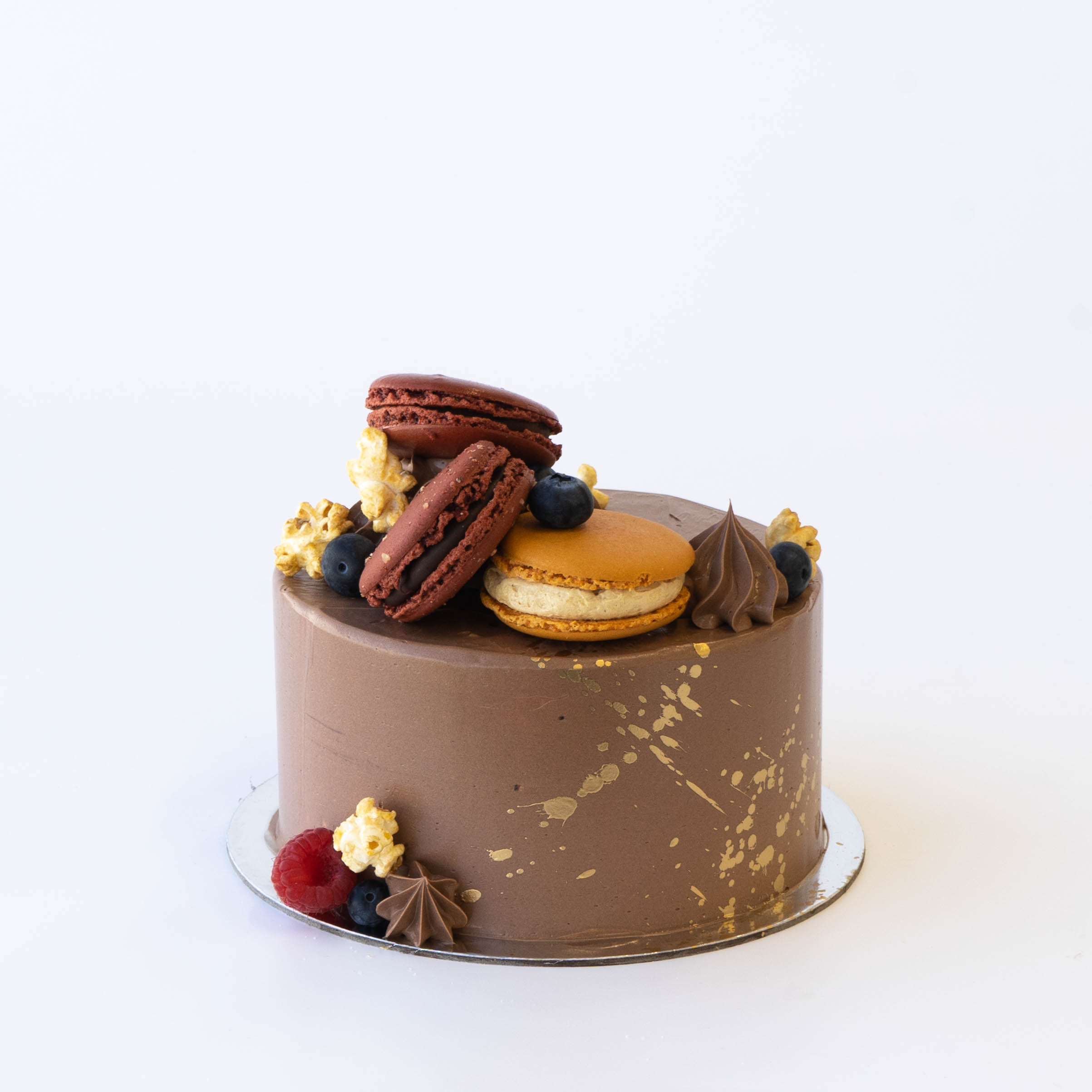 Cách làm chocolate cake decorated with macarons tuyệt đẹp và ngon miệng